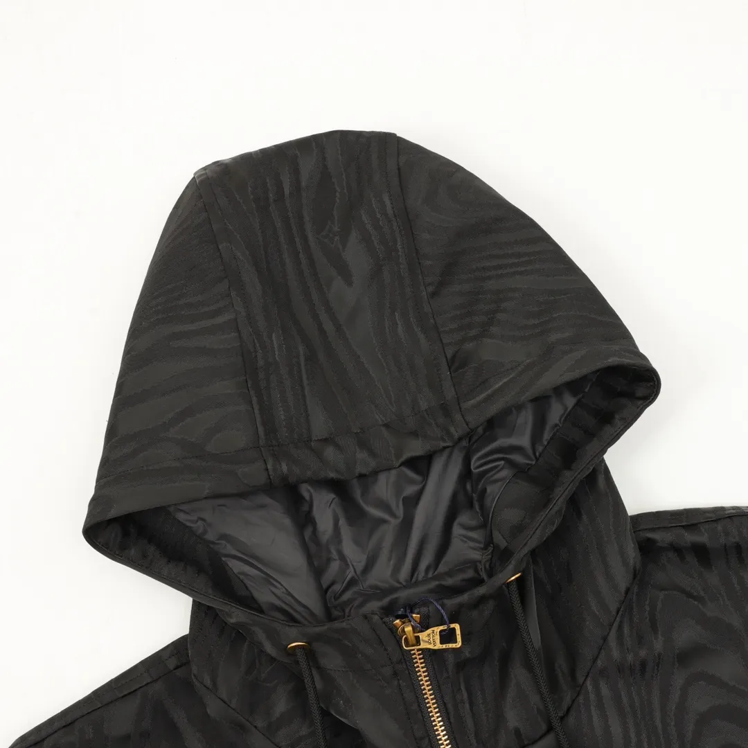 🅿️570 Louis Vuitton/Louis Vuitton Dark Pattern Windbreaker Jacket Needless to say, the style is low-key and luxurious. It brings out the 1V classic elements on both sides. The loose version makes the upper body casual and comfortable. The solid color side is a soft-shell jacket style, a simple solid color style, only the chest hardware is decorated, the hardware is removable, the inside and outside hardware are all double-sided engraved, the original version is the same and can be customized and dyed. The clothes are of the same color with no color difference, and the labor cost is expensive. The lining is made of silk jacquard fabric, and the classic full-width logo jacquard process requires everything to be woven, and the process cost is extremely high. Size: XS-L
